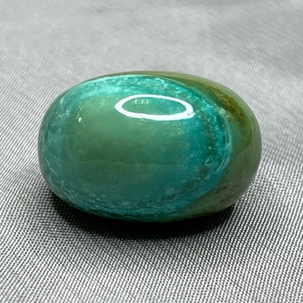 特色水波纹绿松随形，尺寸18.4x22.2x15.3mm重8.71克