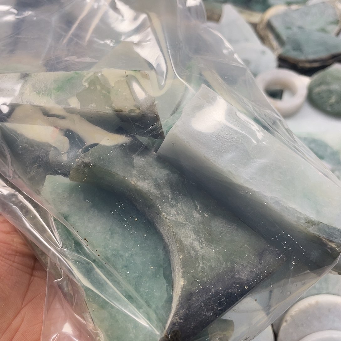 颈饰未镶嵌翡翠鱼*，1