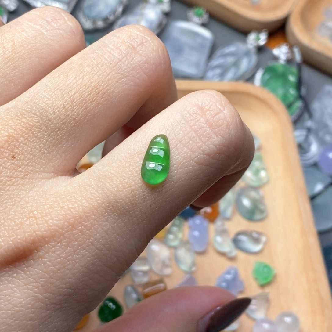 凤***舞翡翠未镶嵌颈饰翡翠