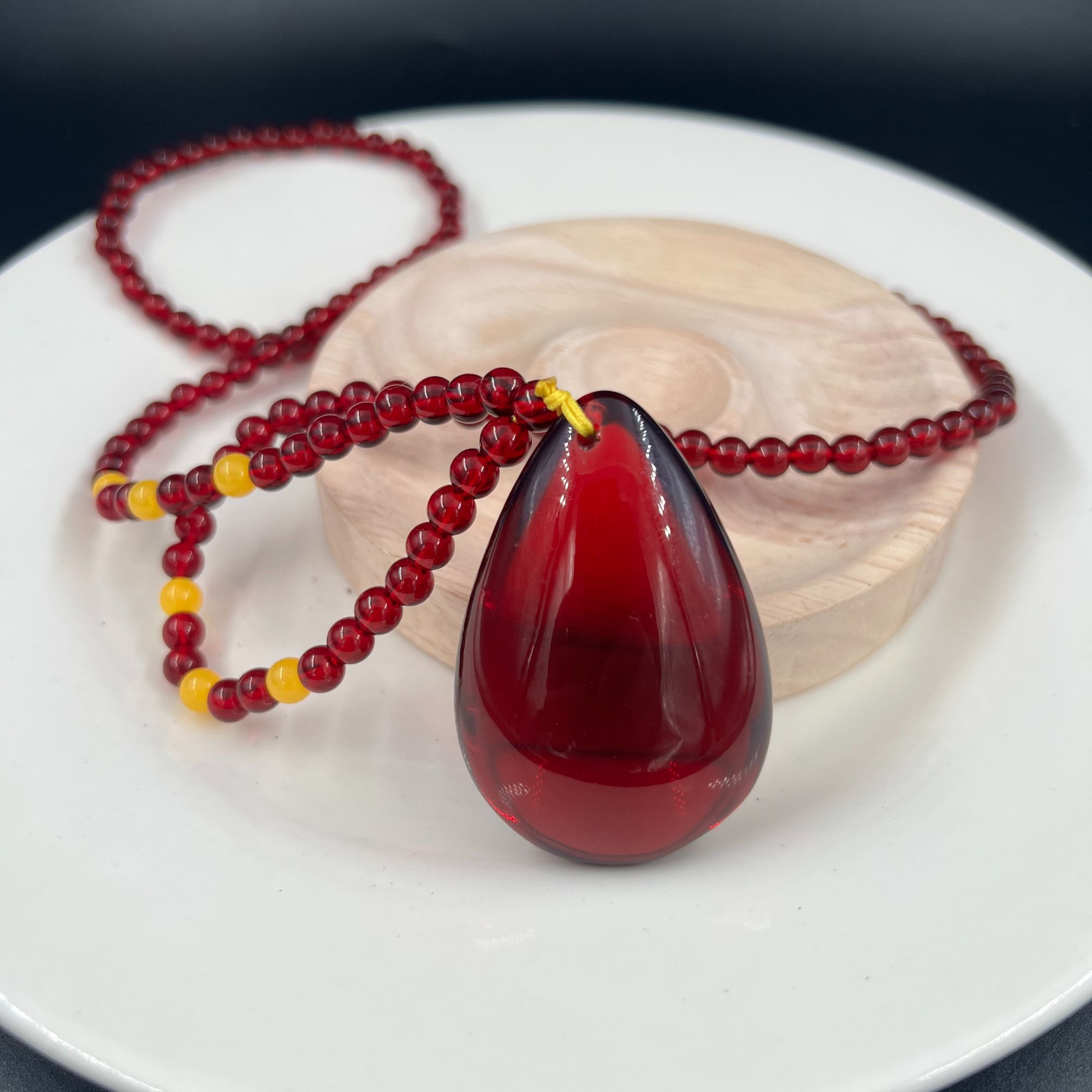 G444精致气质百搭精美血色树脂水滴吊坠