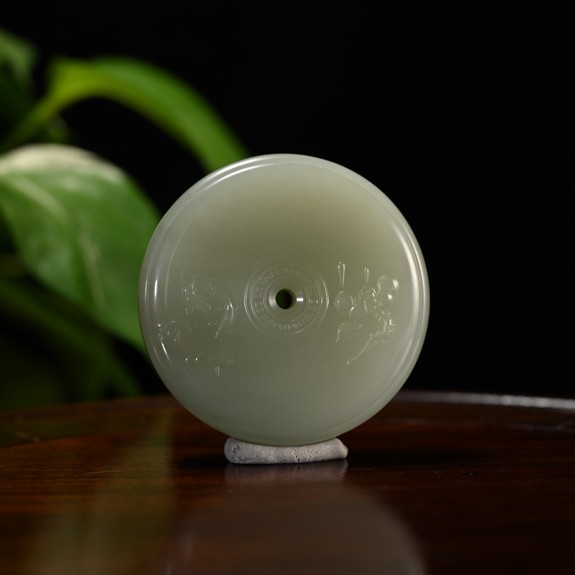 Lot8819 25YU107054和田玉碧玉鱼戏莲玉璧挂件/匡时