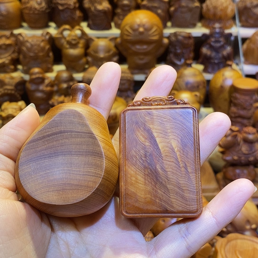 曦***荣木崖柏木雕手把件