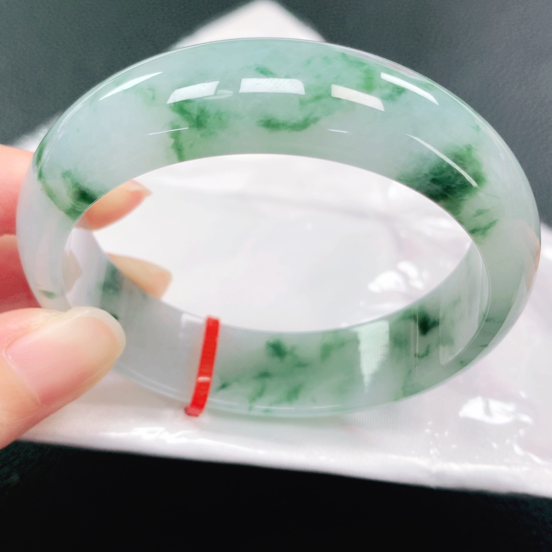 翡翠手镯未镶嵌56圈