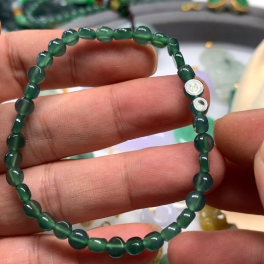 翡翠颈饰未镶嵌翡翠