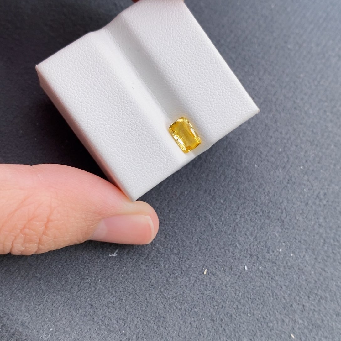 蓝宝石裸石未镶嵌哆****育