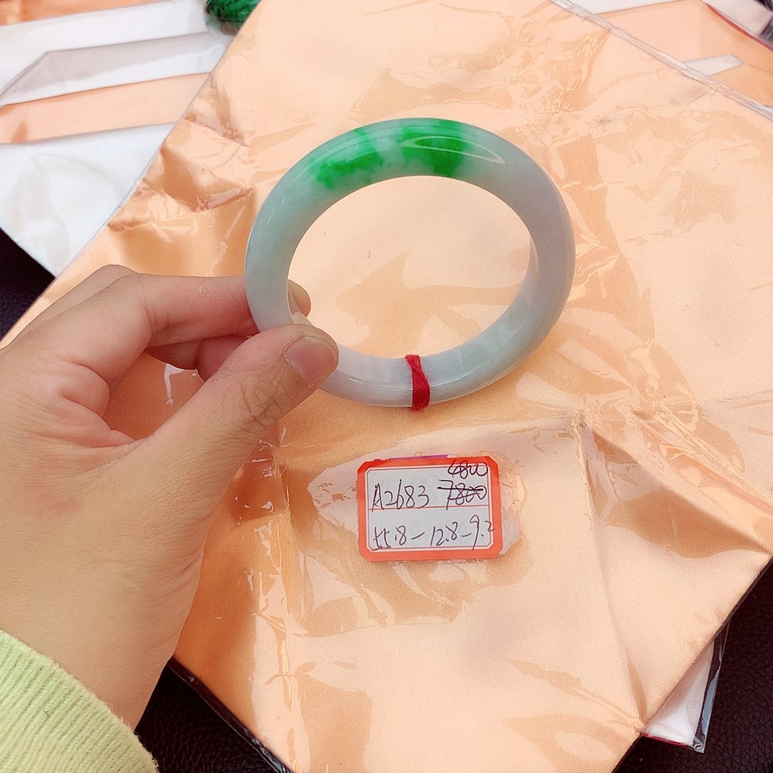 翡翠手镯未镶嵌翡翠