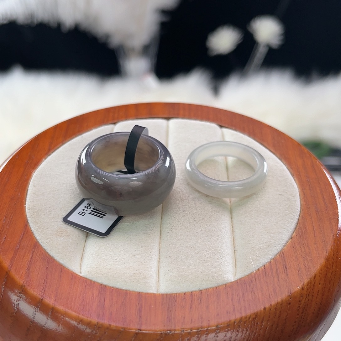 和田玉未镶嵌戒指l。烟紫小细条17.2+深紫轮胎。17.3。不退换