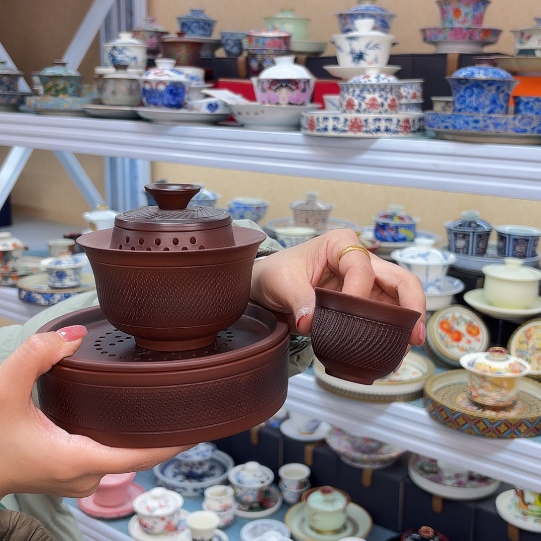 盖碗里放入适量的水