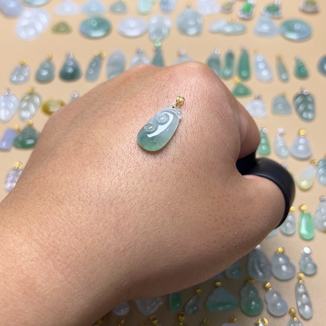 翡翠颈饰18K金镶嵌如意