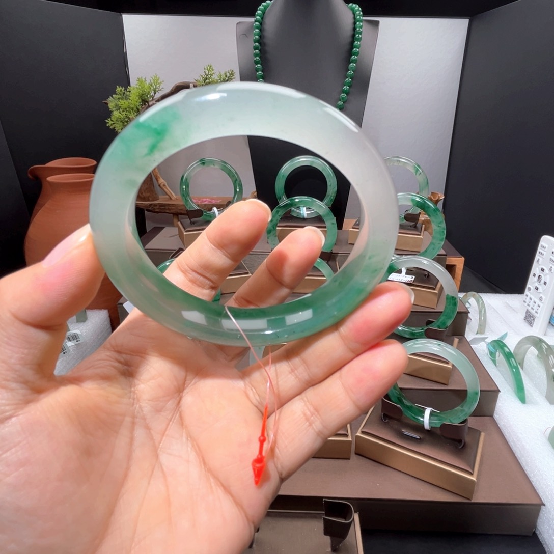 未镶嵌手镯石英质玉（非洲翠）