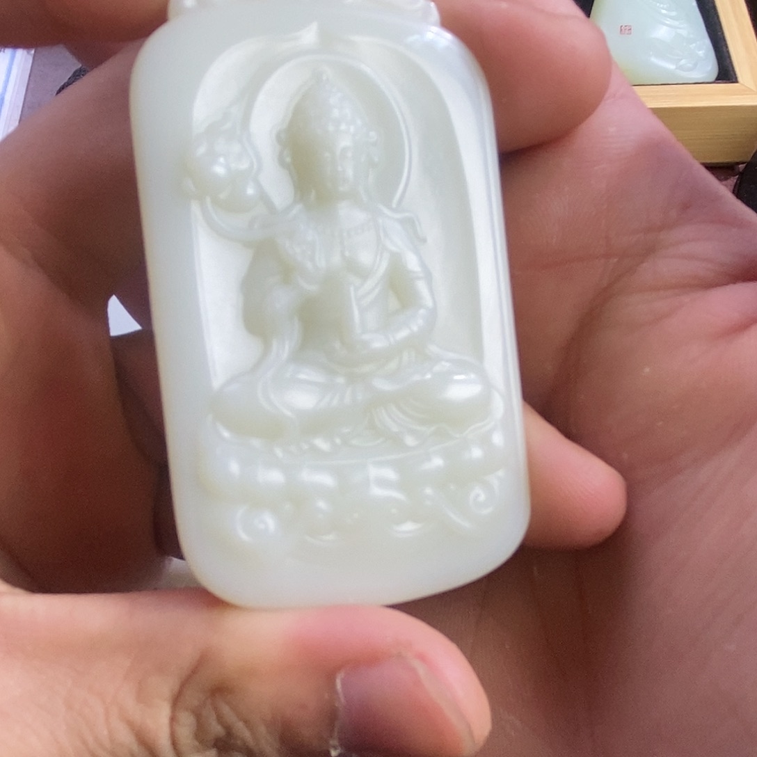 未镶嵌和田玉挂件中间国玉出品……