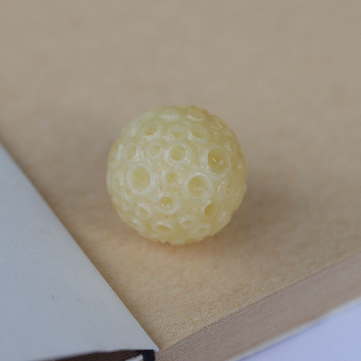 20mm 俄料白花聚宝盆蜜蜡雕刻圆珠3.84