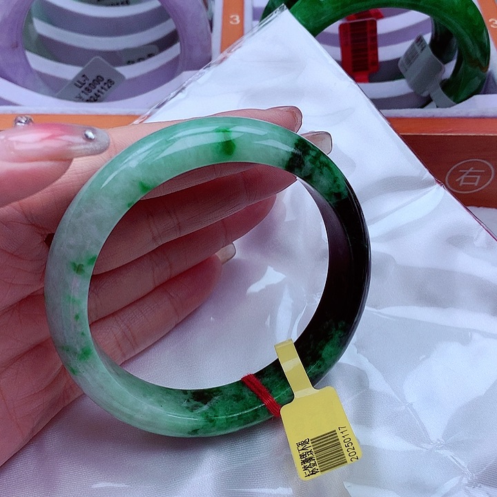 翡翠手镯未镶嵌翡翠