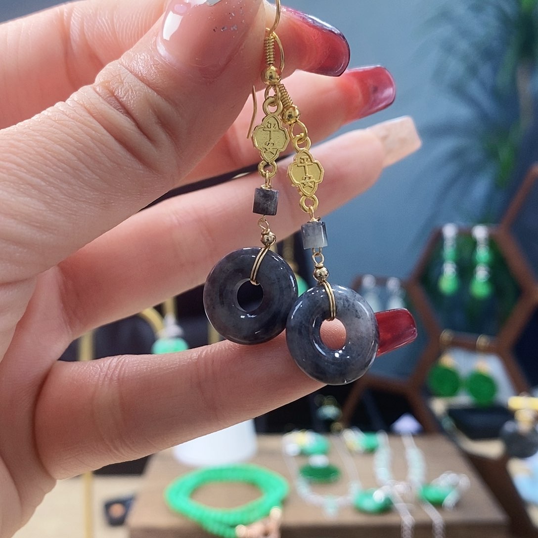 翡翠耳饰未镶嵌翡翠