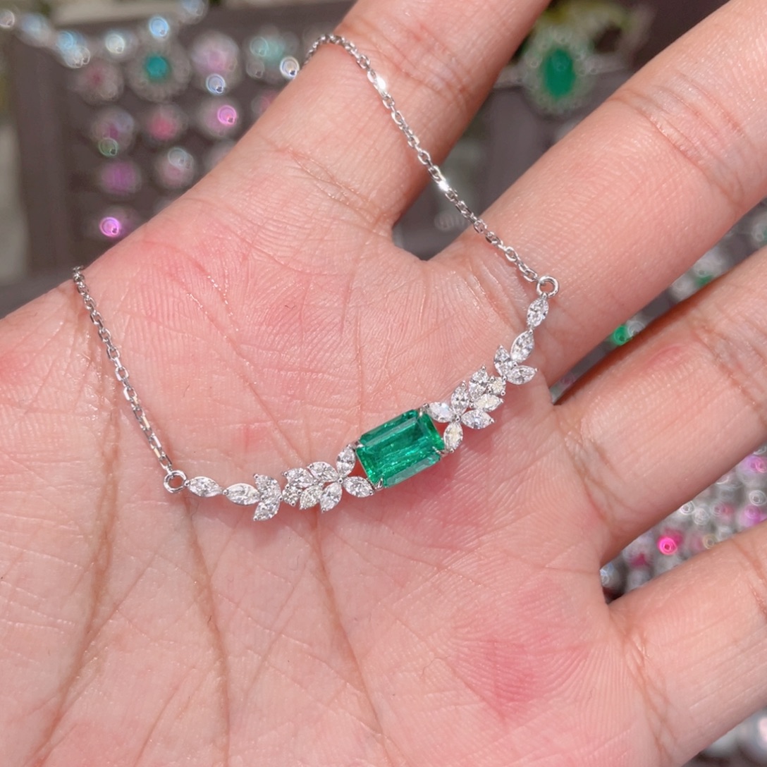 颈饰18K金镶嵌祖母绿1.14ct 