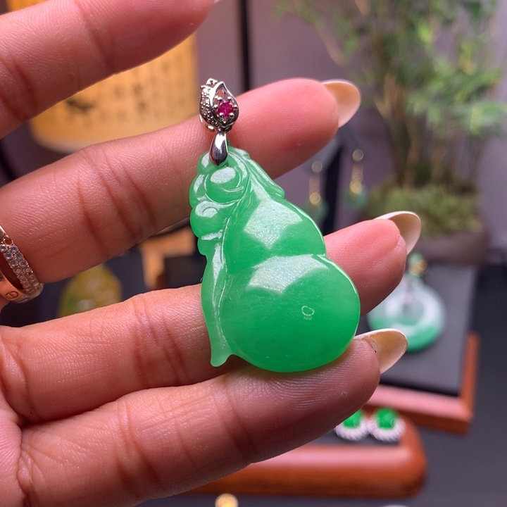 翡翠未镶嵌吊坠(赠链)