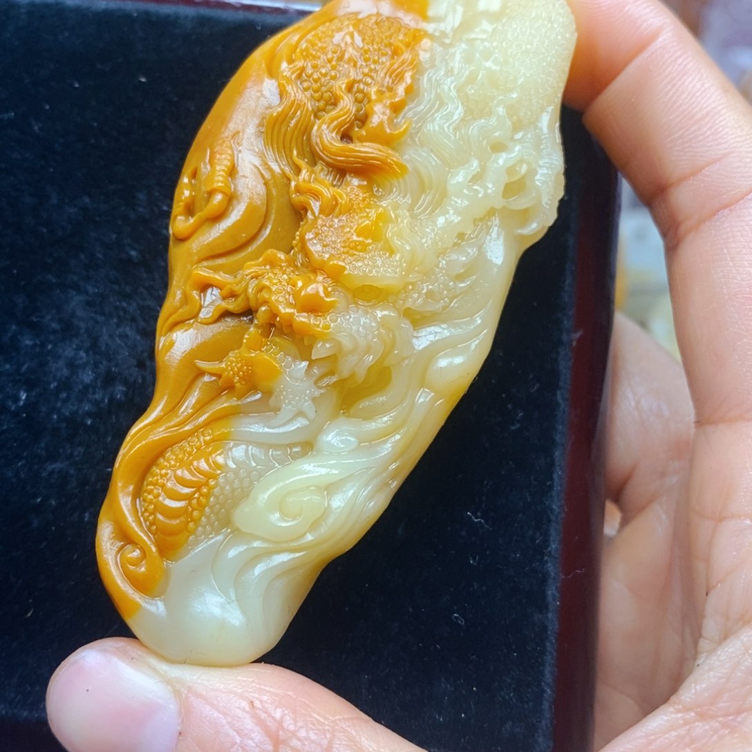 石英质玉（黄龙玉）未镶嵌颈饰