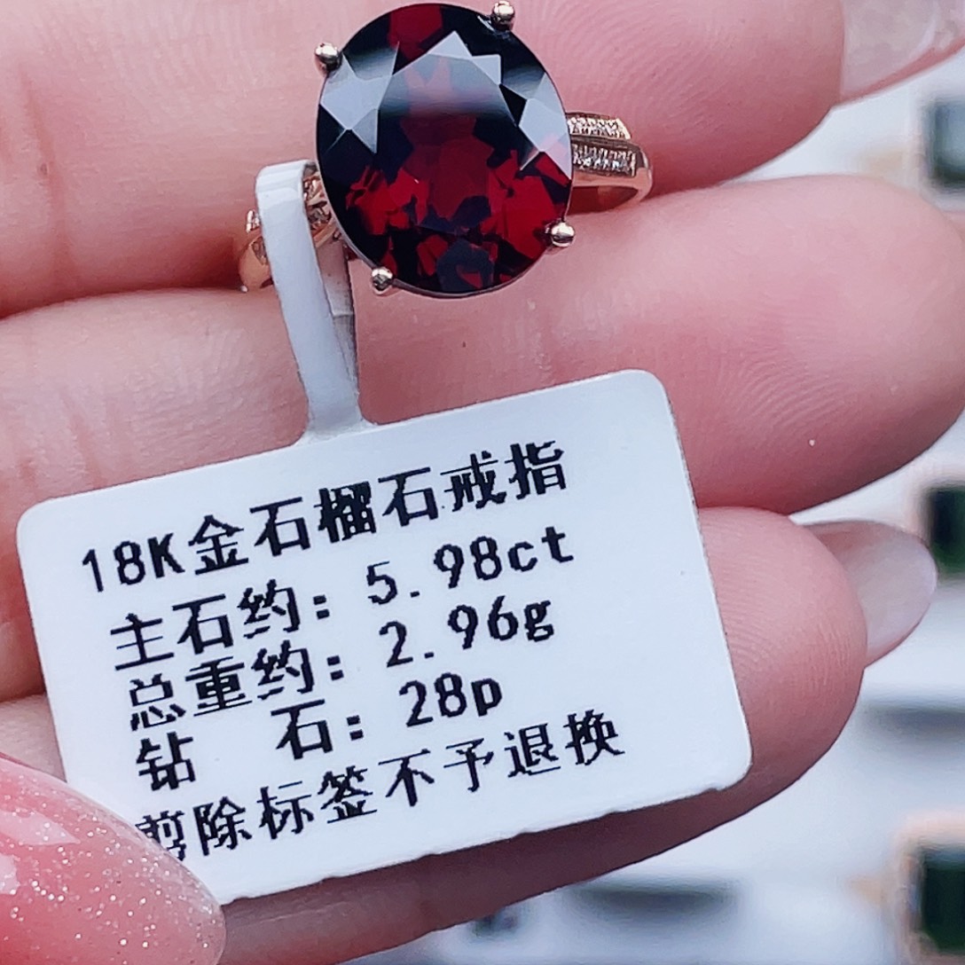 18K金镶嵌戒指石榴石