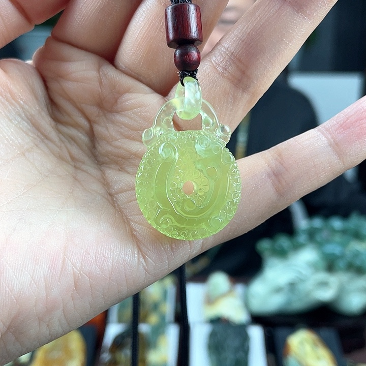 蛇纹石玉颈饰未镶嵌