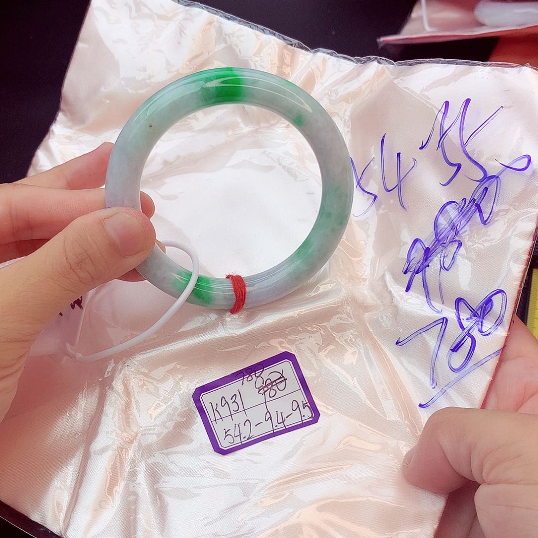 翡翠手镯未镶嵌翡翠