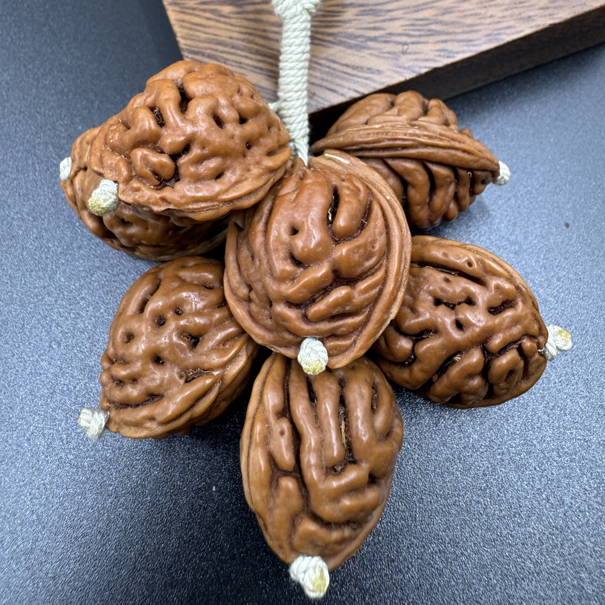 野外天然生长正月采摘文玩桃核串汽车挂件桃枭屋内桃木挂件