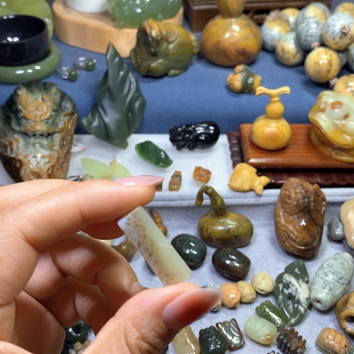 未镶嵌透闪石质玉挂件