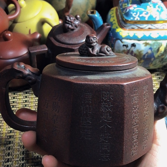 紫砂茶壶原矿泥料手工制作的紫砂壶。