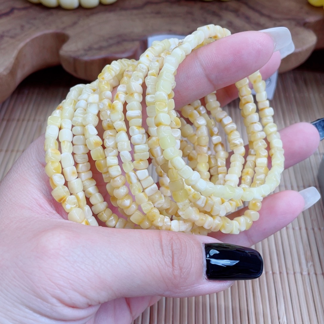 未镶嵌蜜蜡裸石多样性发其中一个