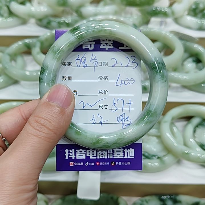 透闪石-蛇纹石玉手镯未镶嵌媛*。