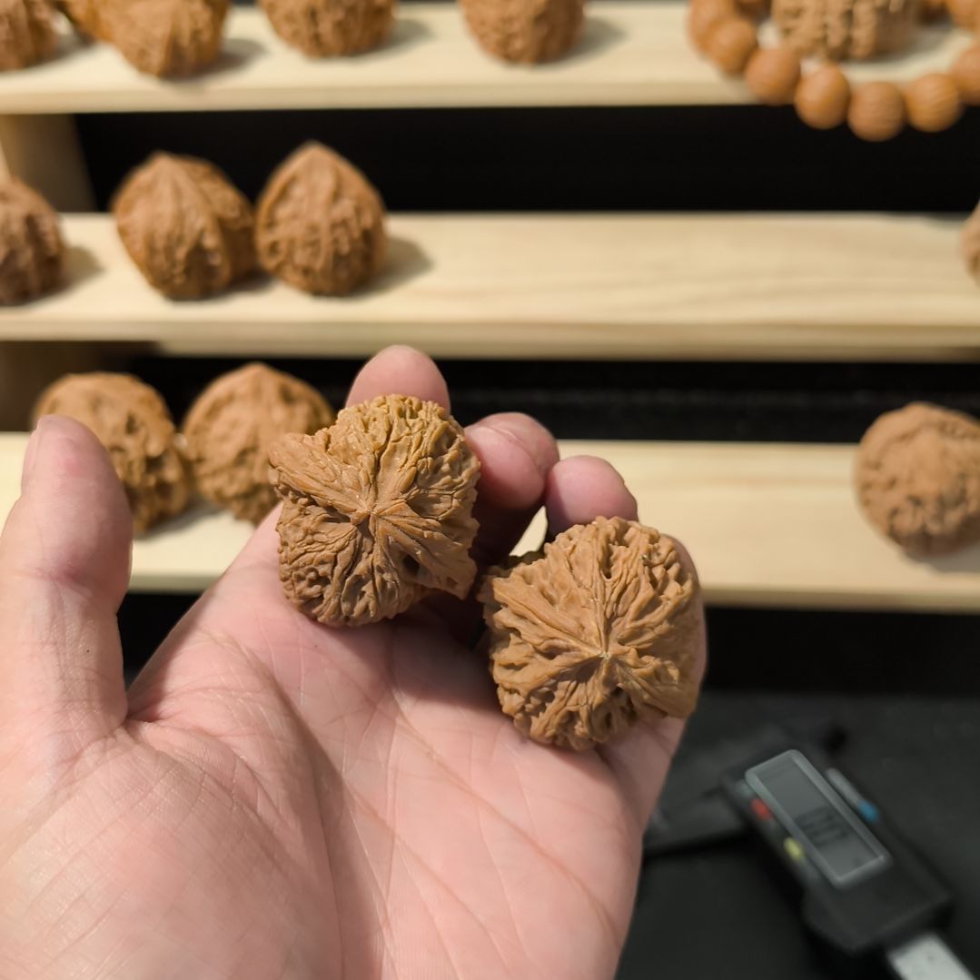 慕***雪文玩核桃吊坠40+南疆有黄