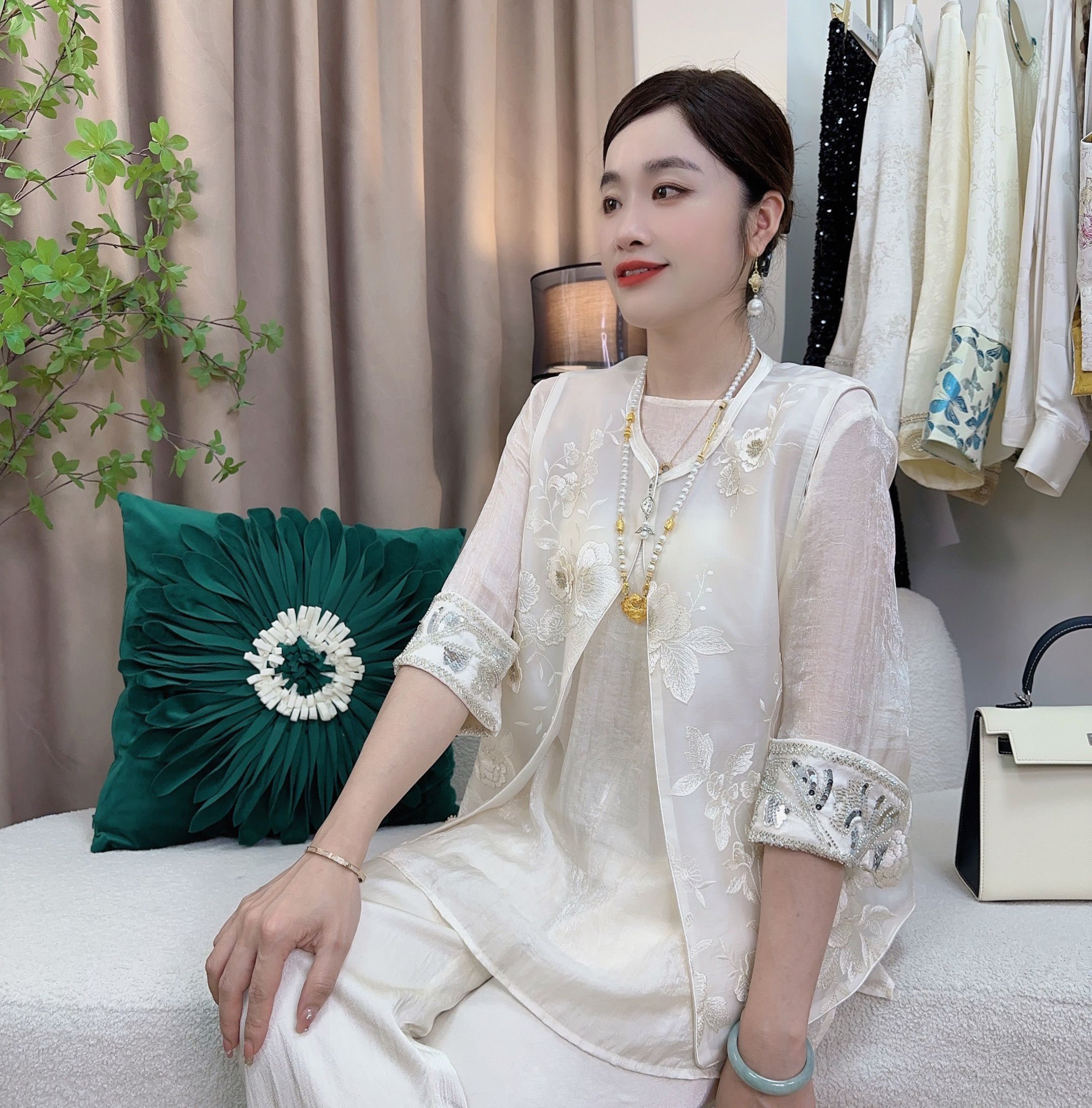 重工立体绣花马夹女夏薄款  花朵刺绣设计  百分百桑蚕丝外搭背心