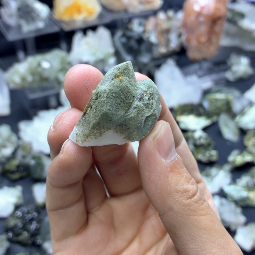 刘***记石材两个绿幽山峰