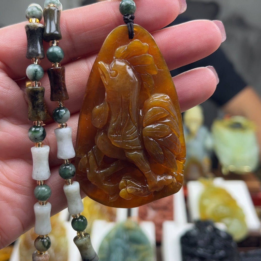 岫玉未镶嵌颈饰挂件