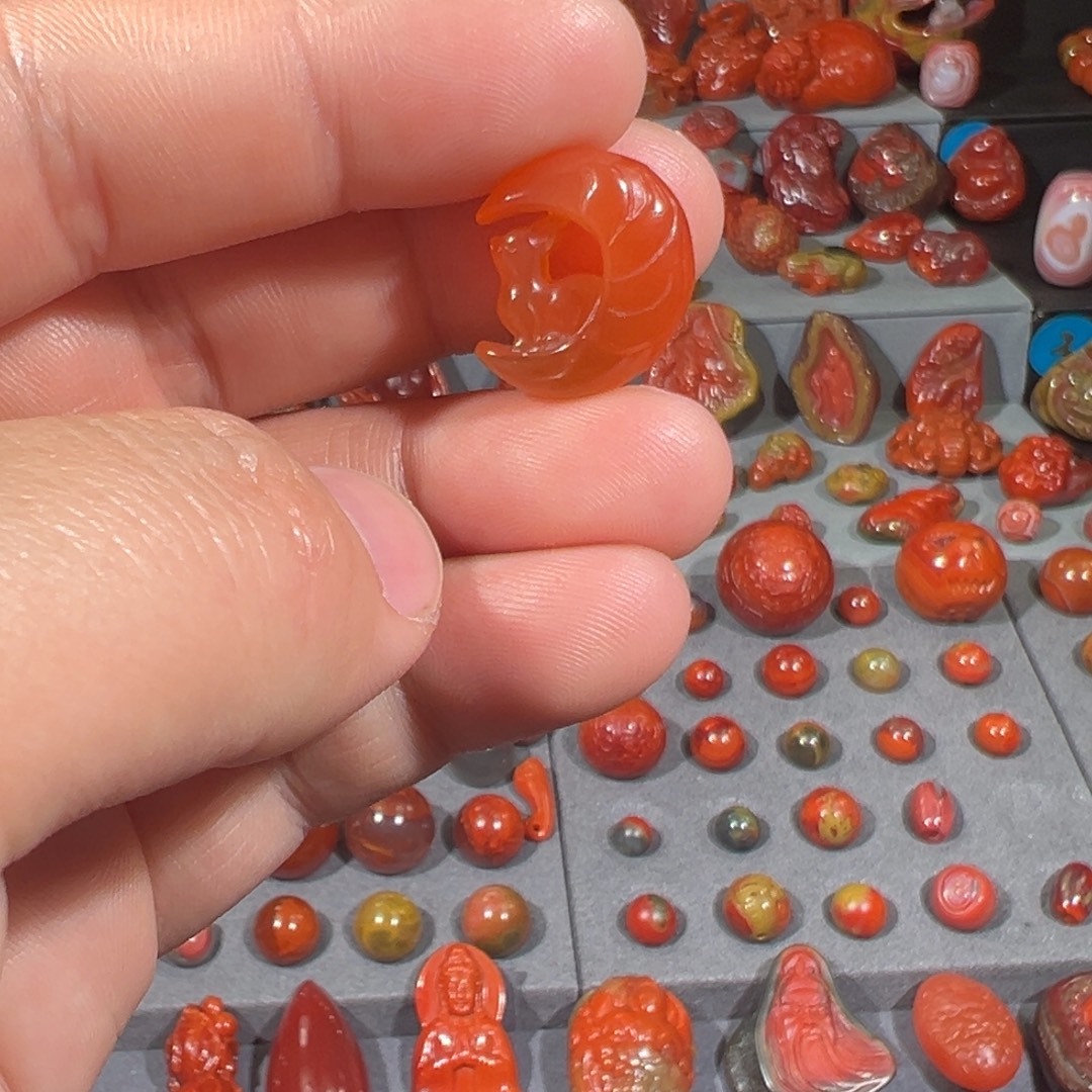 南红玛瑙未镶嵌冰红九尾狐