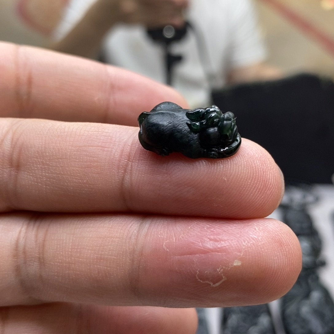 翡翠未镶嵌颈饰貔貅