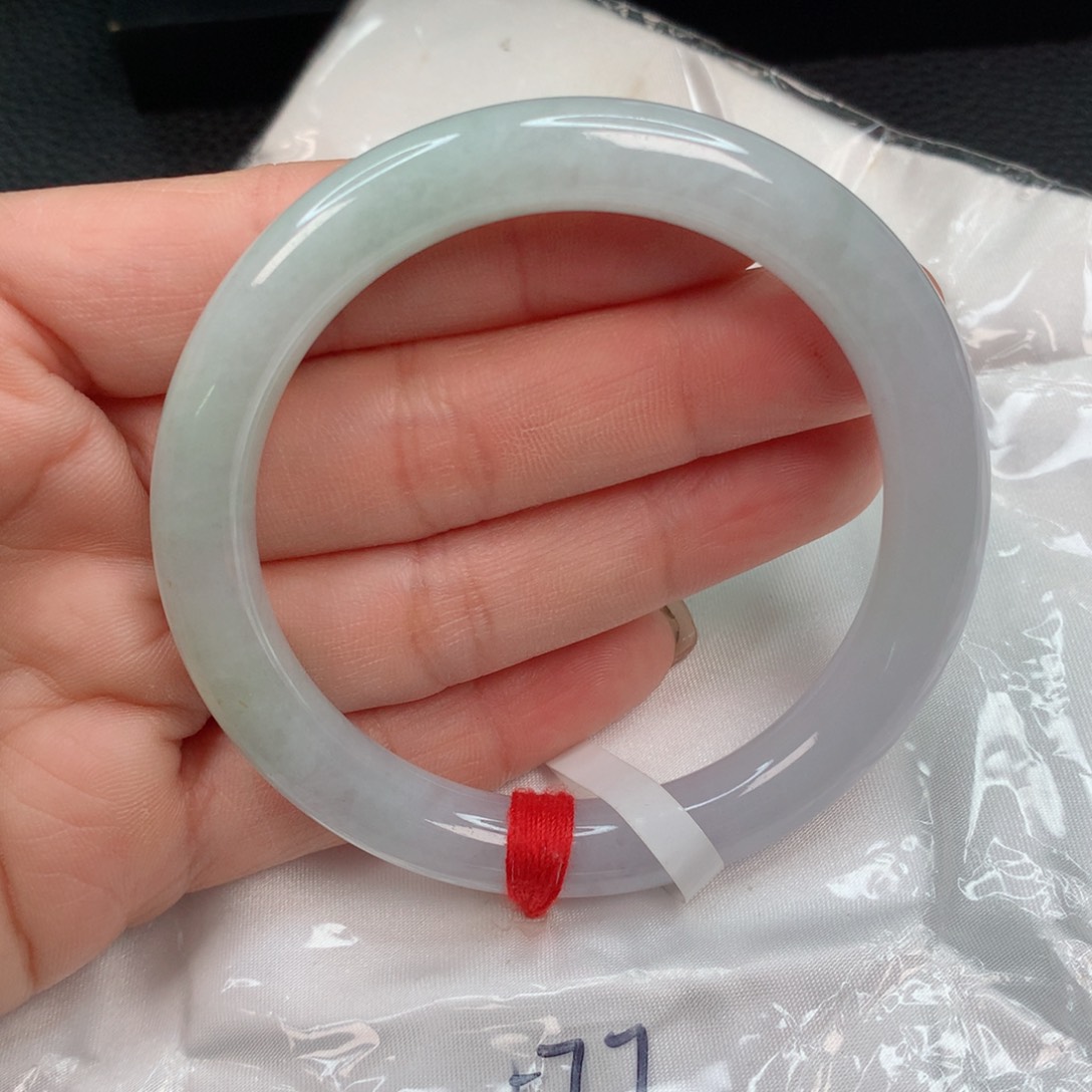 翡翠手镯未镶嵌……….