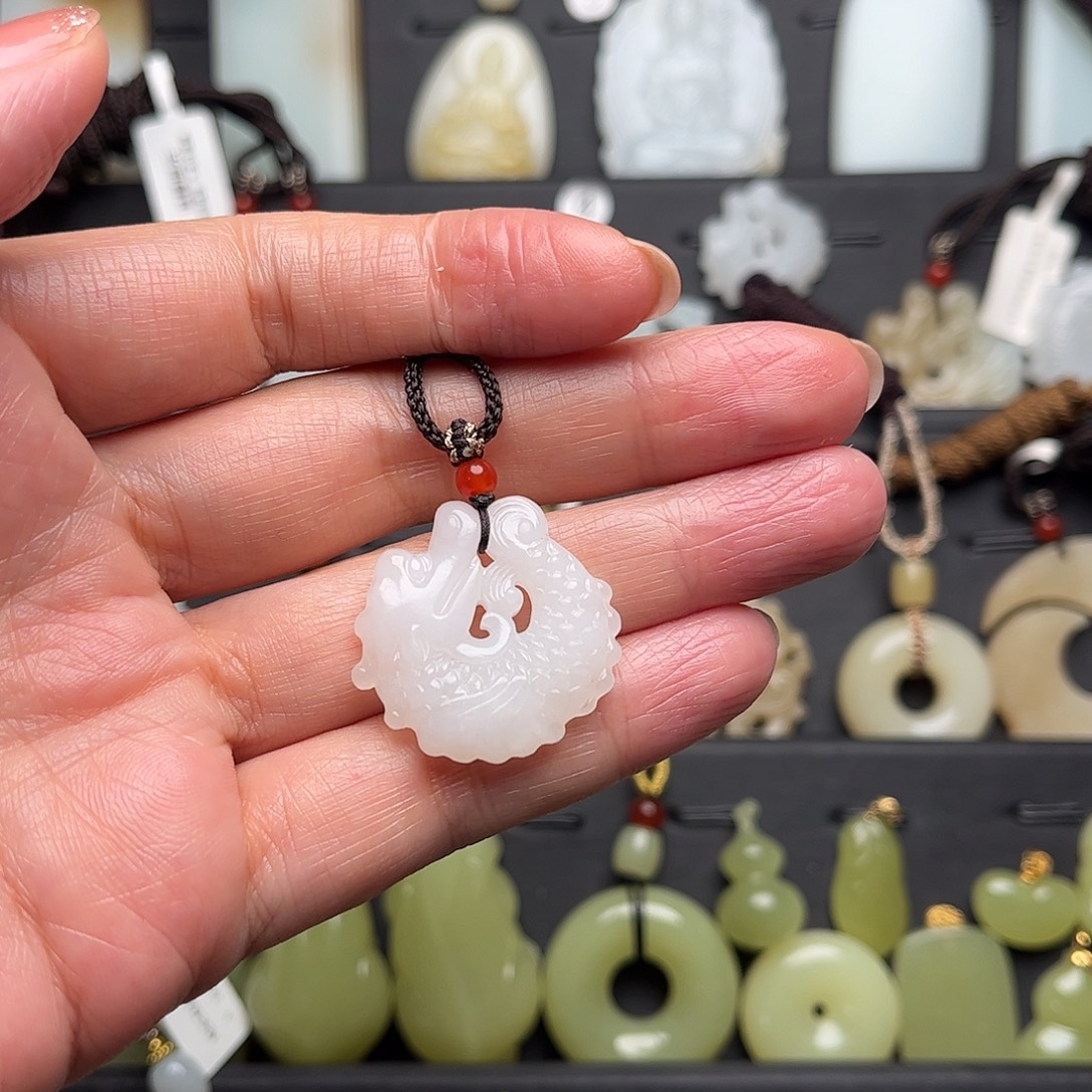 均***均和田玉未镶嵌颈饰