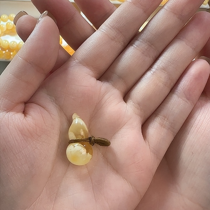 琥珀裸石未镶嵌有**豆小葫芦
