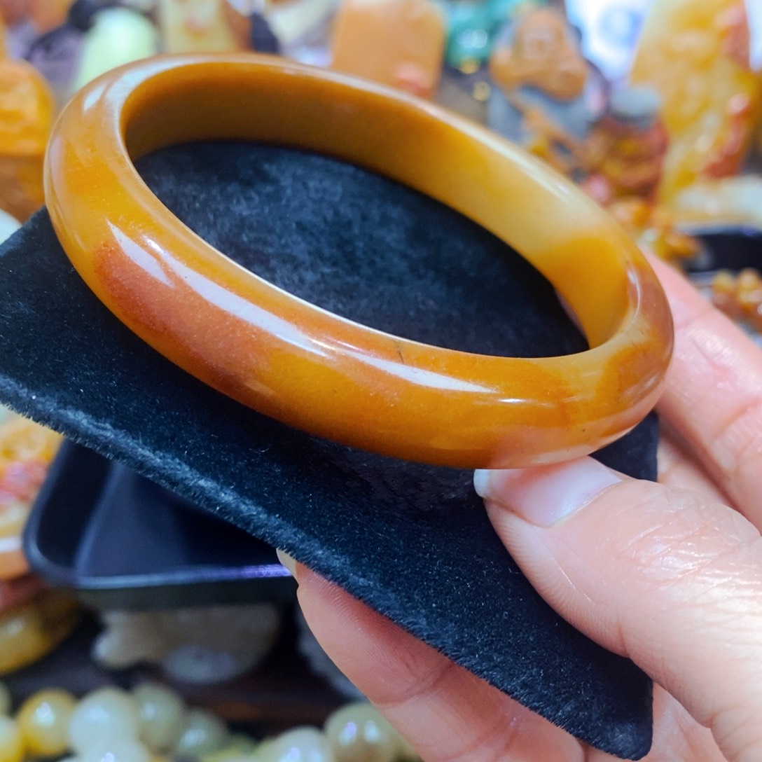 未镶嵌石英质玉（黄龙玉）颈饰