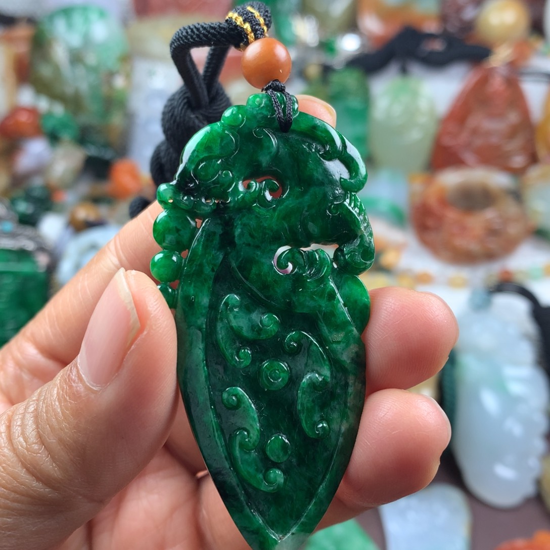 翡翠未镶嵌颈饰挂件