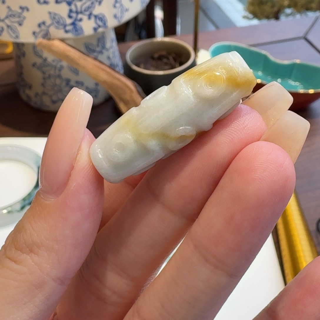 翡翠颈饰未镶嵌翡翠飘黄天某珠