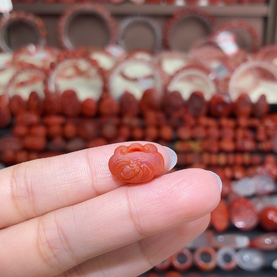 南红玛瑙未镶嵌颈饰如意锁