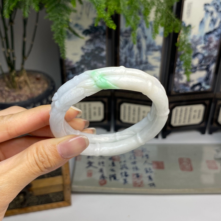 55俏色飘绿白底青竹报平安节节高升雕花手镯 天然翡翠A货手镯