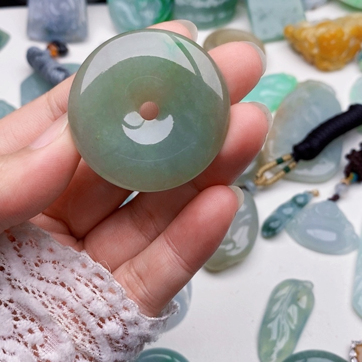 颈饰未镶嵌翡翠平安扣