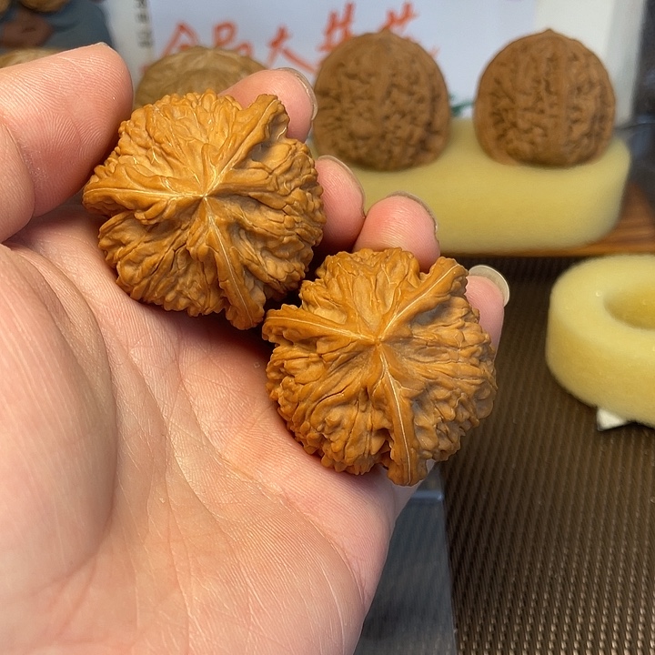 偷***堡吊坠文玩核桃文山
