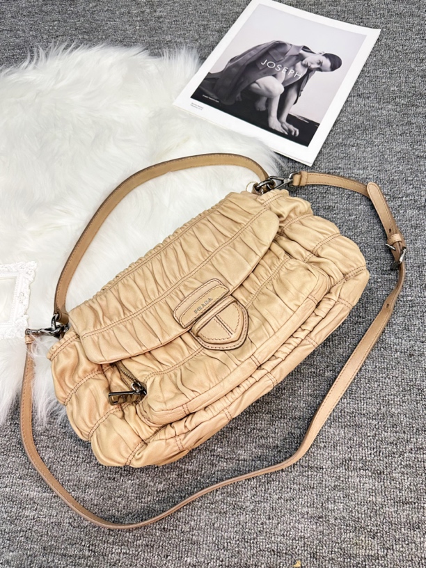 99新 Prada/普拉达 prada 怪怪 奶茶色褶皱斜挎包