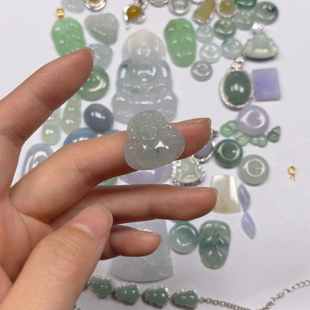 翡翠颈饰未镶嵌冰胶飘花财爷爷