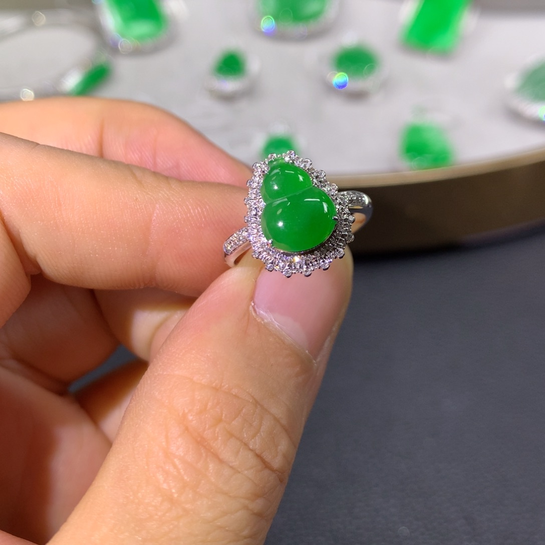 翡翠戒指18K金镶嵌翡翠