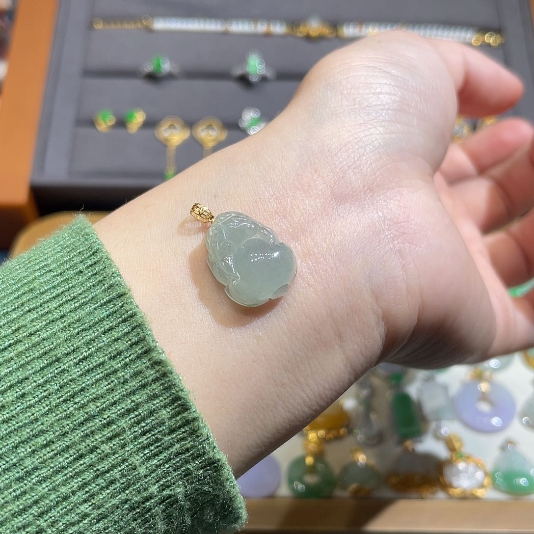 翡翠吊坠(不含链)18K金镶嵌冰绿小貔貅