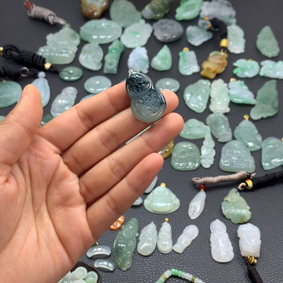 翡翠颈饰未镶嵌葫芦